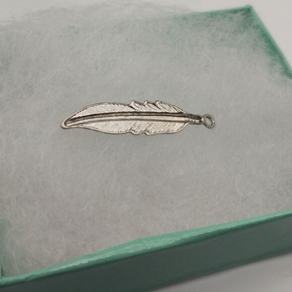 Silver feather‎ charm